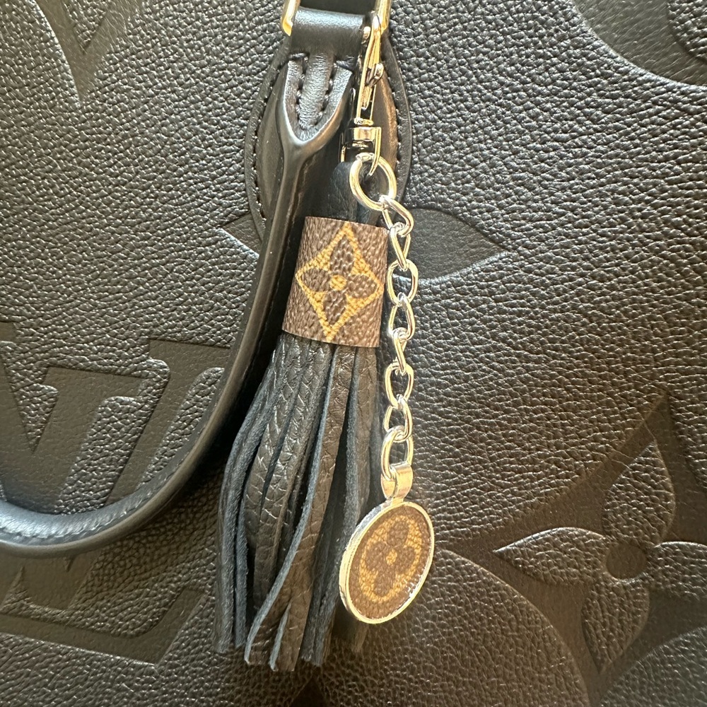 Handmade tassel keychain - Picture 3 of 6